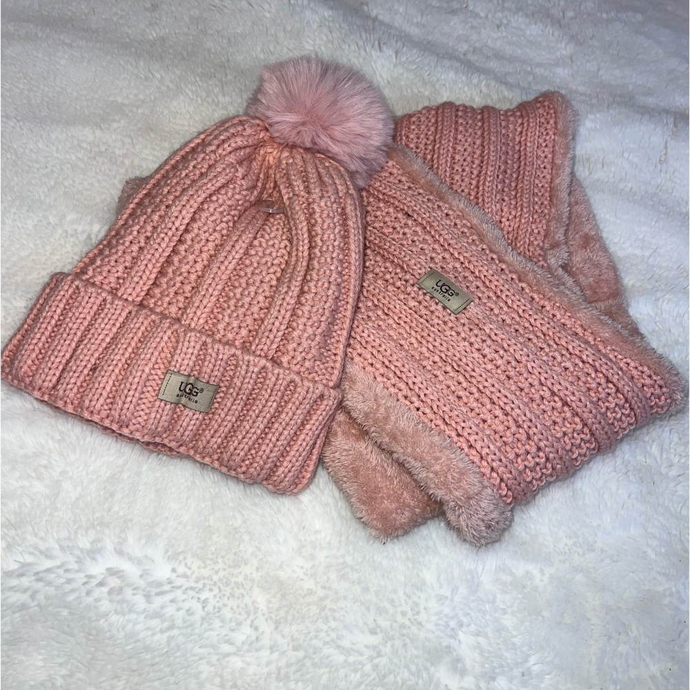 ❄️❄️❄️ UGG HAT AND SCARF SET❄️❄️❄️